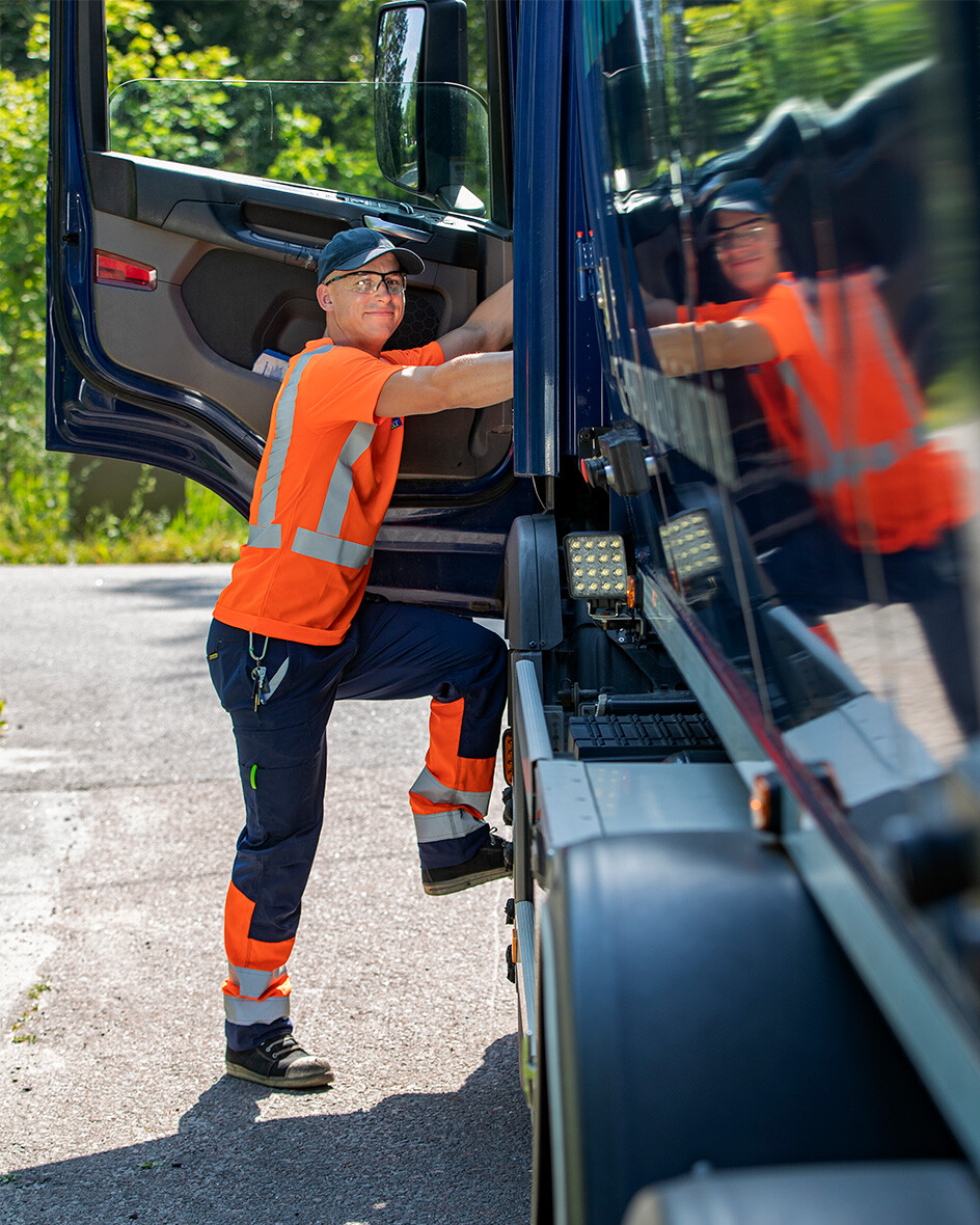 Kuski nousee autoon - 4x5 - Jätehuolto