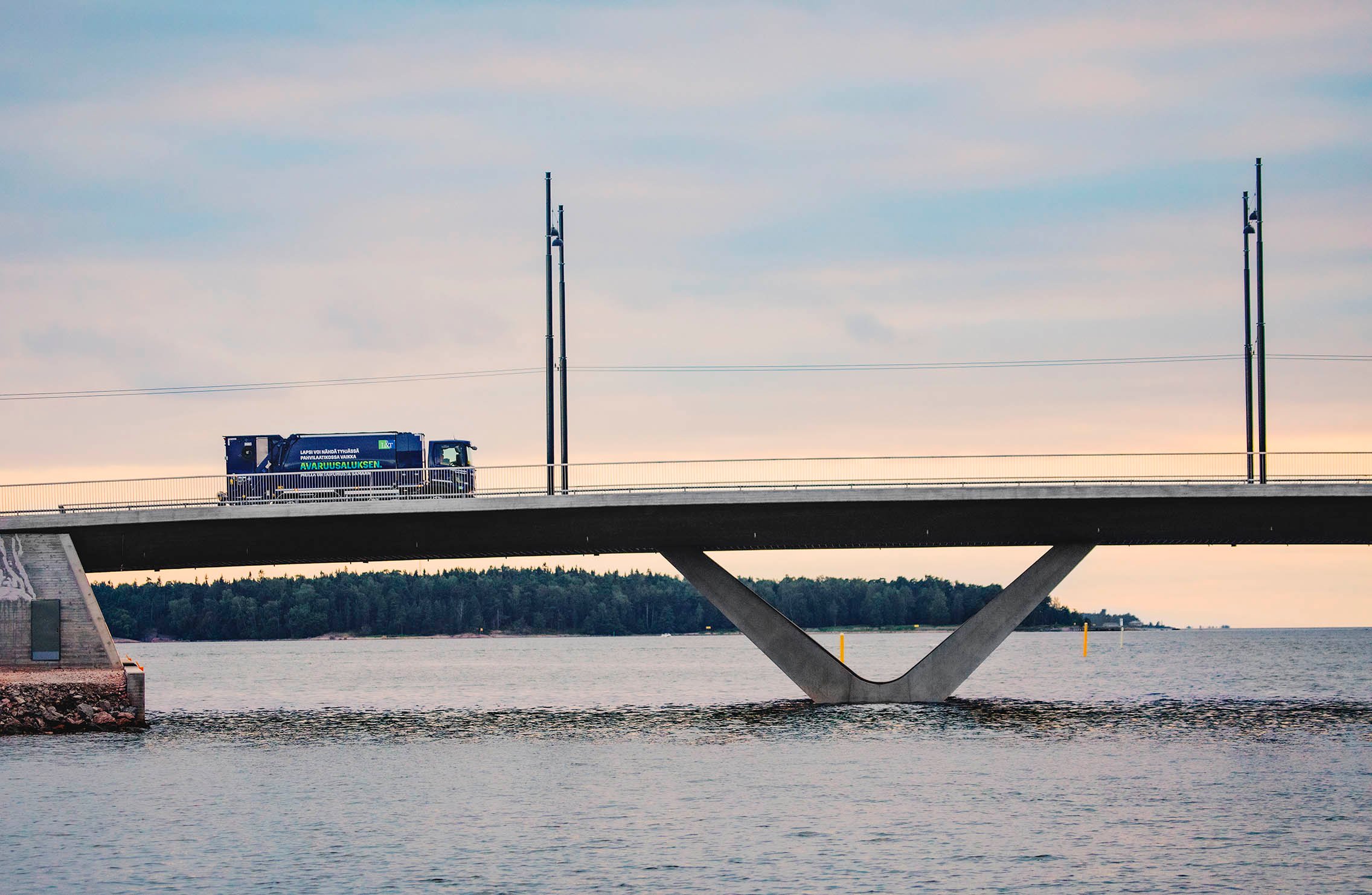 Jäteauto sillalla 2352x1568 vastuullisuus